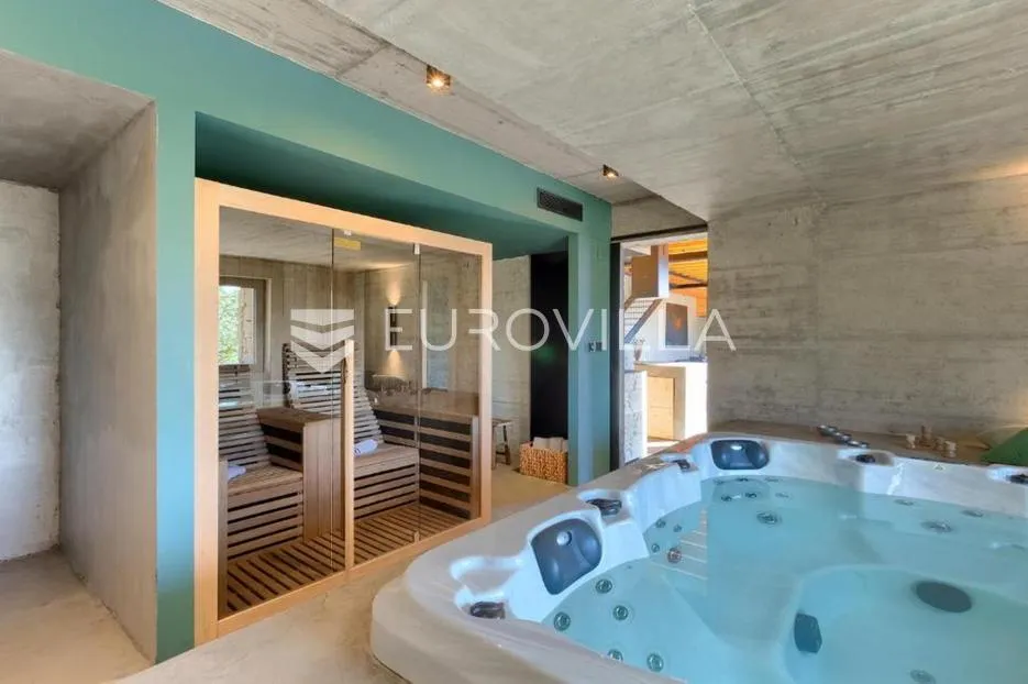 istra, motovun, luksuzna dizajnerska vila s infinity bazenom i panoramskim pogledom - slika 32