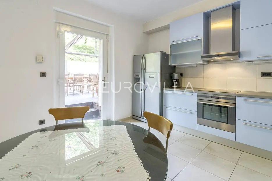 šalata prekrasna renovirana obiteljska vila 400 m² - slika 11