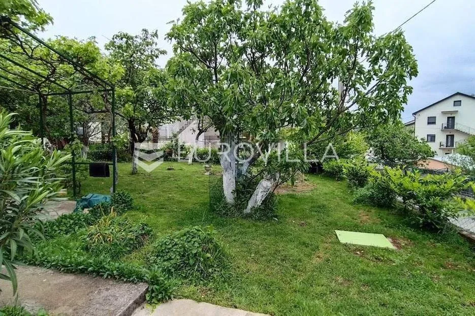 kastav, kuća s okućnicom 820 m², samostojeća sa 3 stana, trosobna 90 m² - slika 3