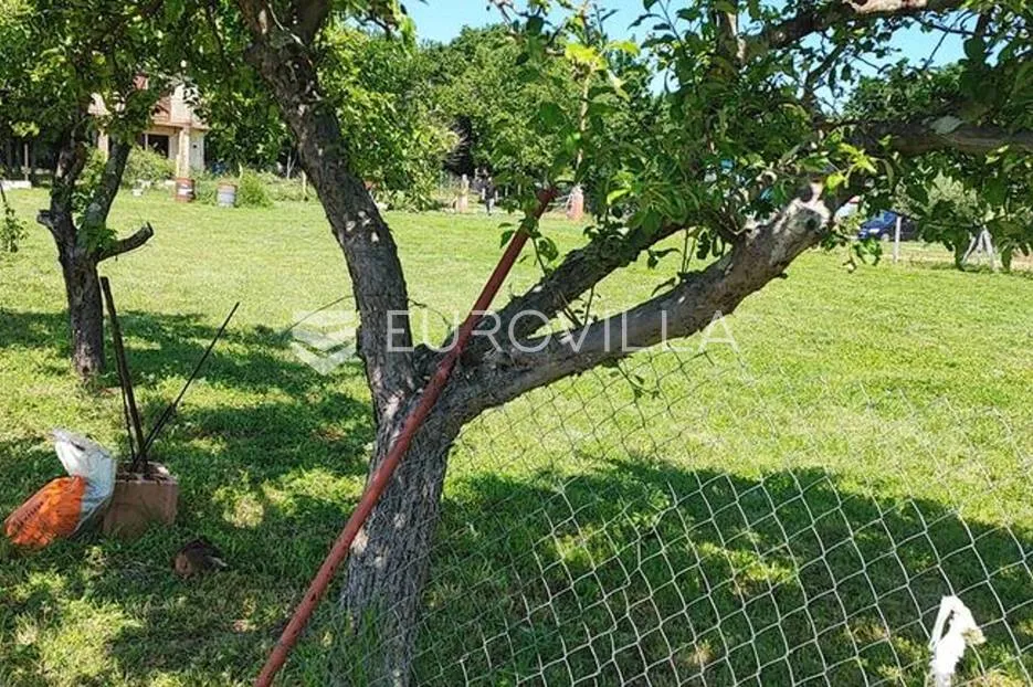 valtura, ravno poljoprivredno zemljište sa uređenim putem - slika 2