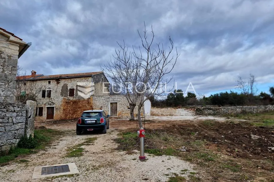 sv. lovreč, okolica, kamena kuća s velikom okućnicom i ishodovanom građevisnkom dozvolom - slika 13