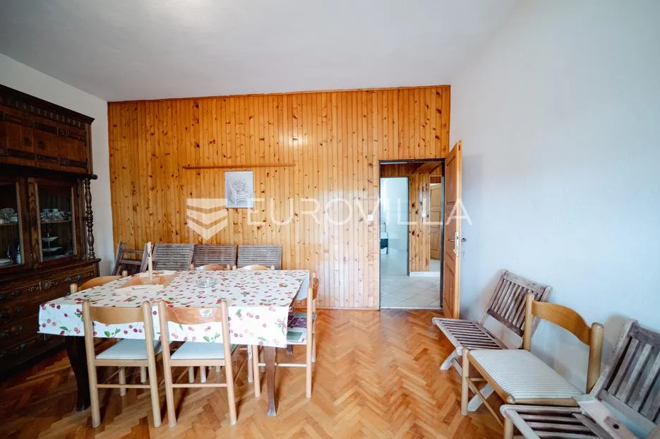 zadar, bibinje, kuća u centru s tri odvojena stana i pogledom na more - slika 12