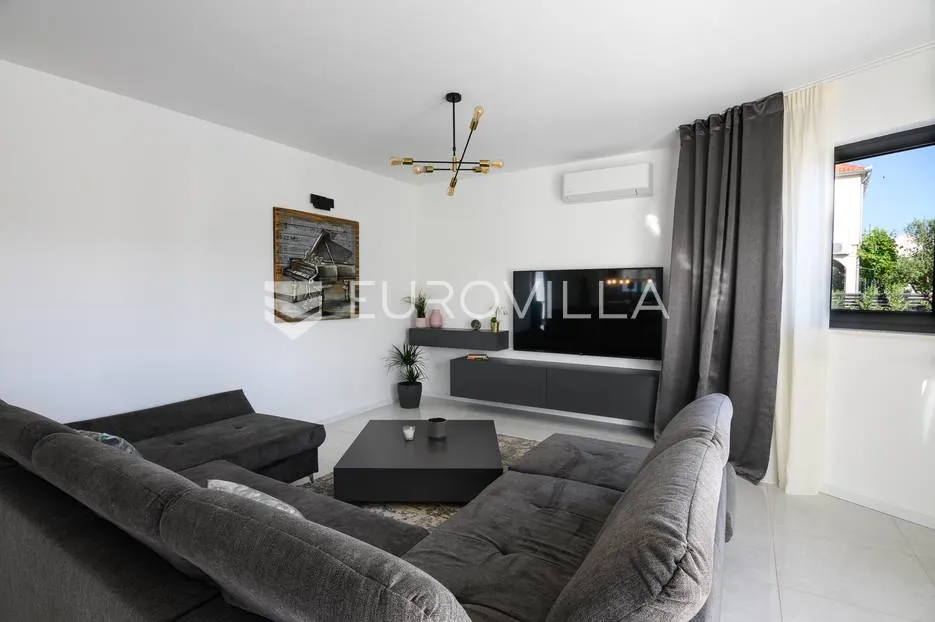 šibenik, prekrasna villa s bazenom i košarkaškim igralištem - slika 34