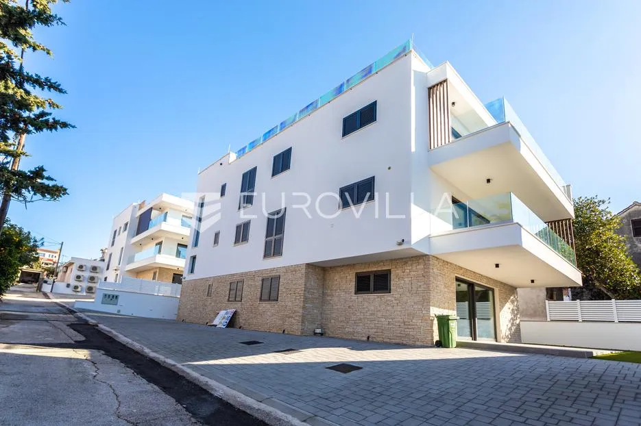 vodice, novogradnja, penthouse s krovnom terasom i pogledom na more, 137,93 m² - slika 2