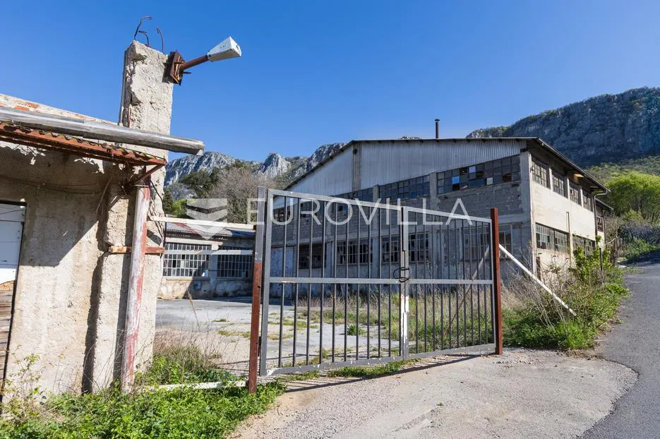 industrijski kompleks s više hala na atraktivnoj lokaciji, ukupna površina: 3452 m - slika 5