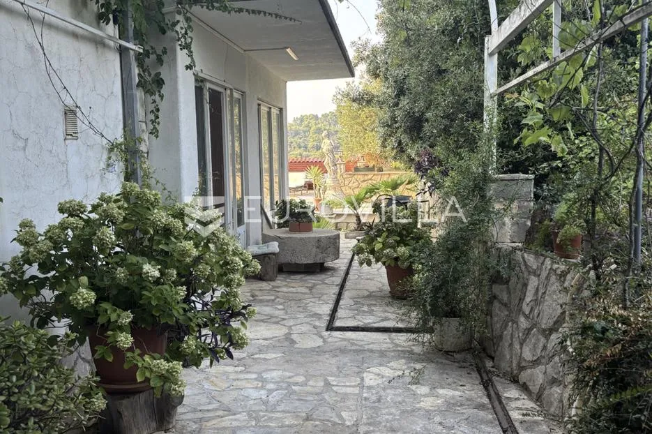 hvar, jelsa, stambeno poslovni kompleks idealan za investiciju - slika 14