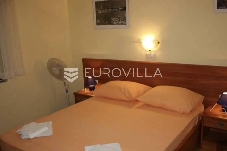 otok rab, barbat, villa sa pet apartmana 500 m² s bazenom - slika 8
