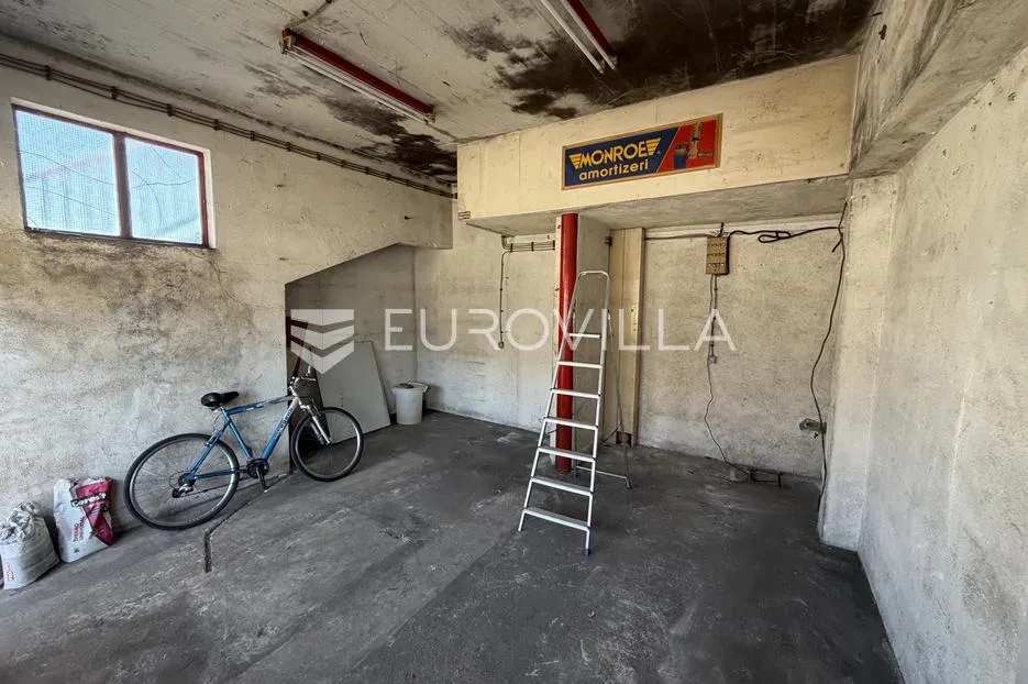 kaštel stari, trosoban stan površine 81.88 m² i poslovni prostor površine 32.65 m² - slika 12