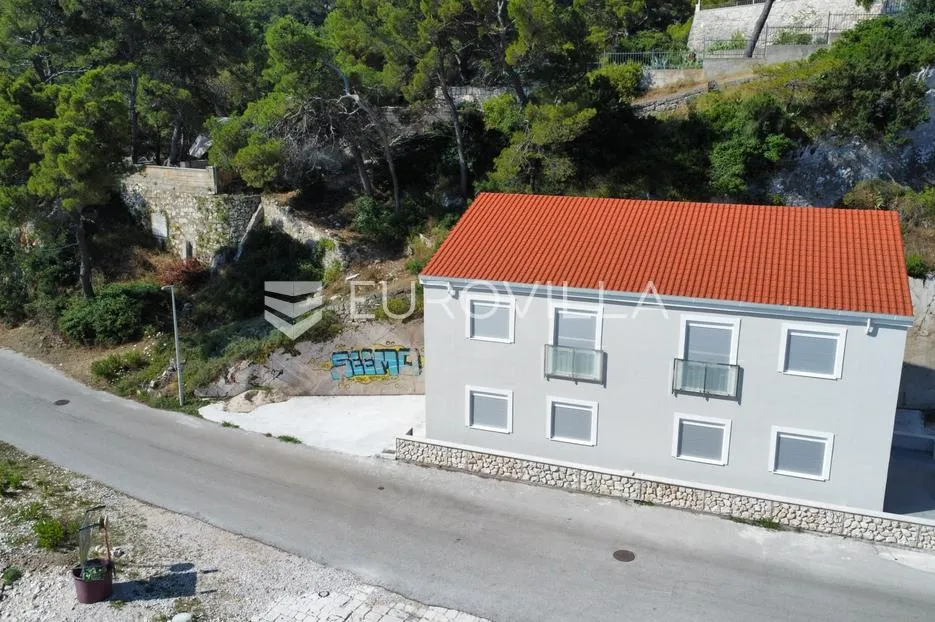 brač, selca, prvi red do mora kuća s apartmanima i poslovni prostor - slika 7