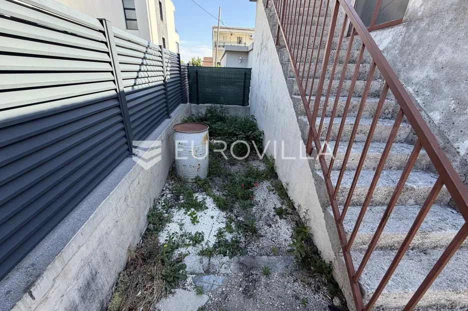 kaštel stari, trosoban stan površine 81.88 m² i poslovni prostor površine 32.65 m² - slika 13