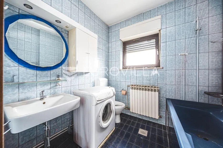 zagreb, lučko, obiteljska kuća s dva stana na parceli površine 1848 m² - slika 18