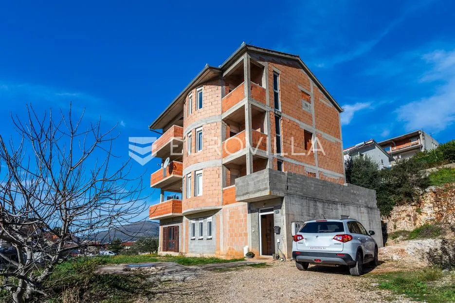 Trogir, Čiovo, roh bau zgrada za investiciju