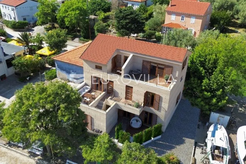 Zadar, otok Ugljan novogradnja 90 m² prvi red do mora - Poljana, Preko