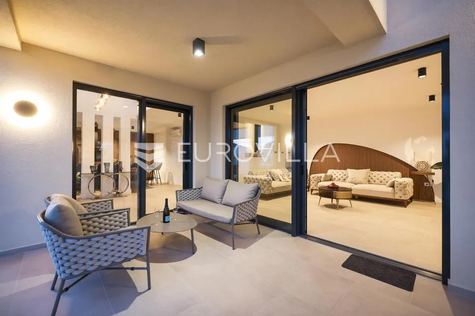 zadar, maslenica, luksuzna vila s bazenom i neometanim pogledom na more 254 m² - slika 42