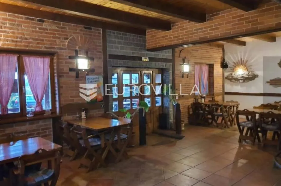 Karlovac, poslovni prostor, restoran 300 m², odlična lokacija, sav inventar