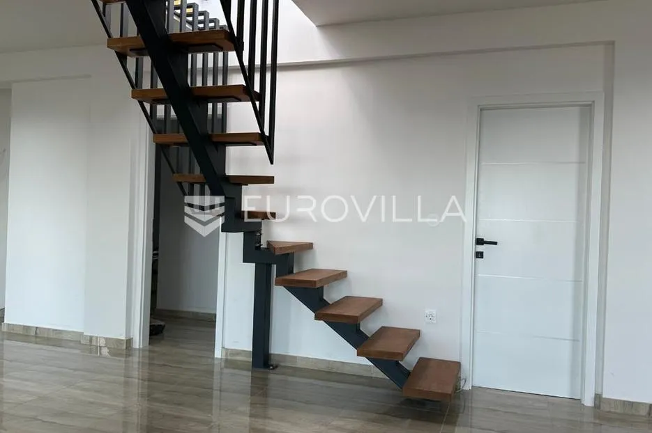 otok rab, banjol, ekskluzivan penthouse s krovnom terasom, jacuzzijem i 360° pogledom - slika 5