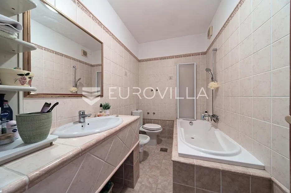 osijek, donji grad, prostrana kuća s dvorištem površine 403 m² - slika 14