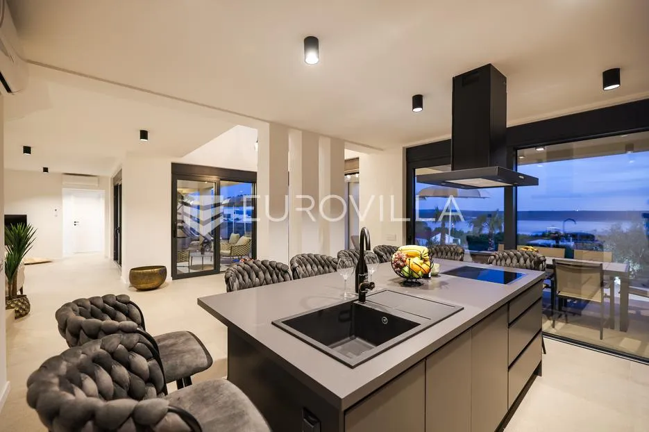 zadar, maslenica, luksuzna vila s bazenom i neometanim pogledom na more 254 m² - slika 49