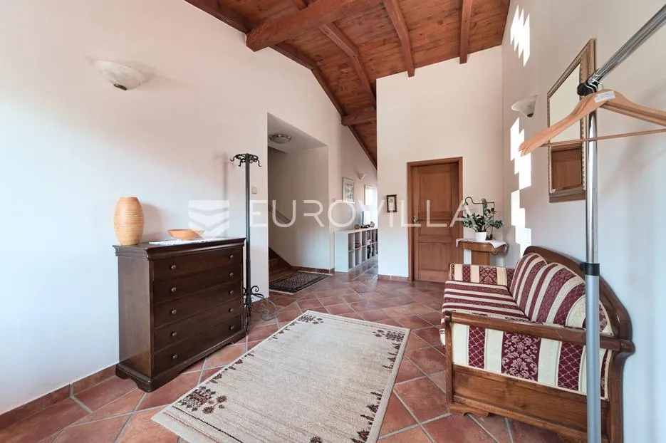 osijek, donji grad, prostrana kuća s dvorištem površine 403 m² - slika 29