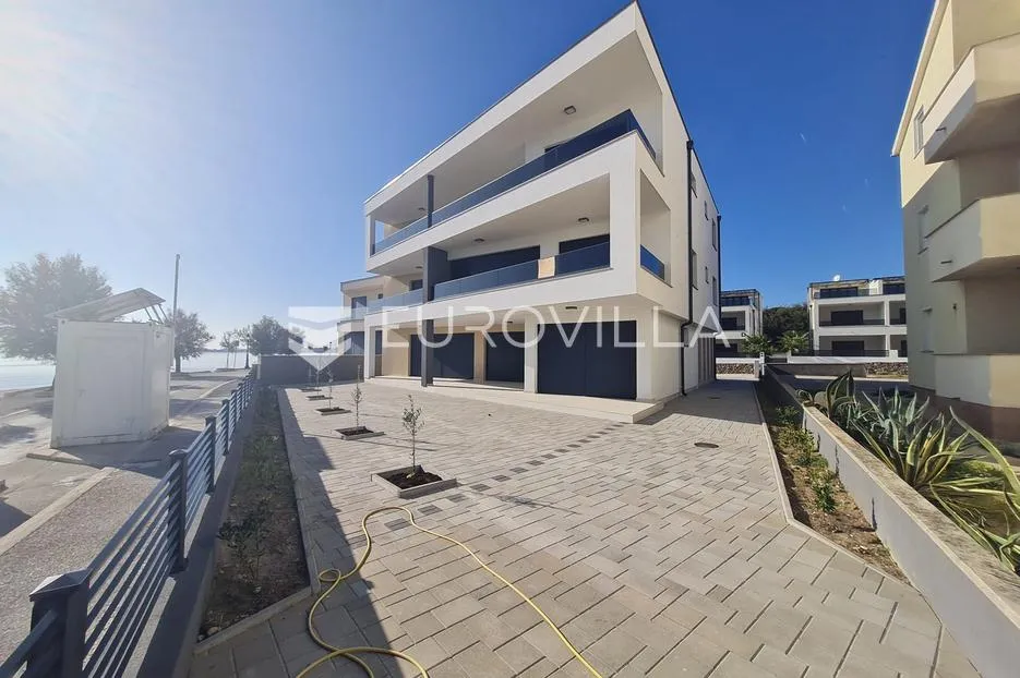 vir, luksuzan apartman s 3 spavaće sobe, prvi red do mora, centar otoka - slika 31