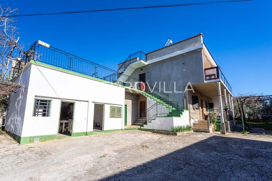 šibenik, brodarica, kuća sa velikim dvorištem 247,2 m² - slika 27