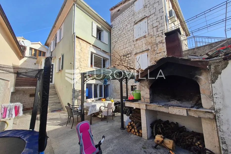 trogir, kamena kuća s vrtom i parkingom, blizu mora - slika 24
