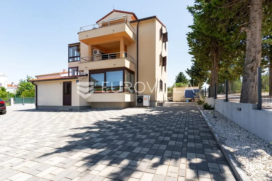 pakoštane, drage, kuća s tri stambene jedinice, 600 m od mora - slika 1
