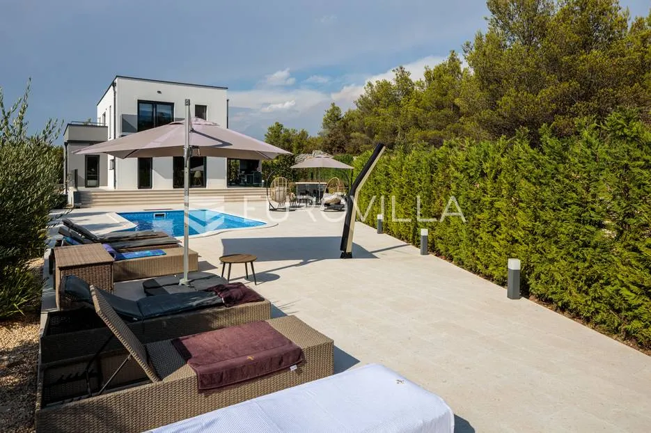 šibenik, vila s bazenom, saunom i vrtom dostupna od kolovoza - slika 11