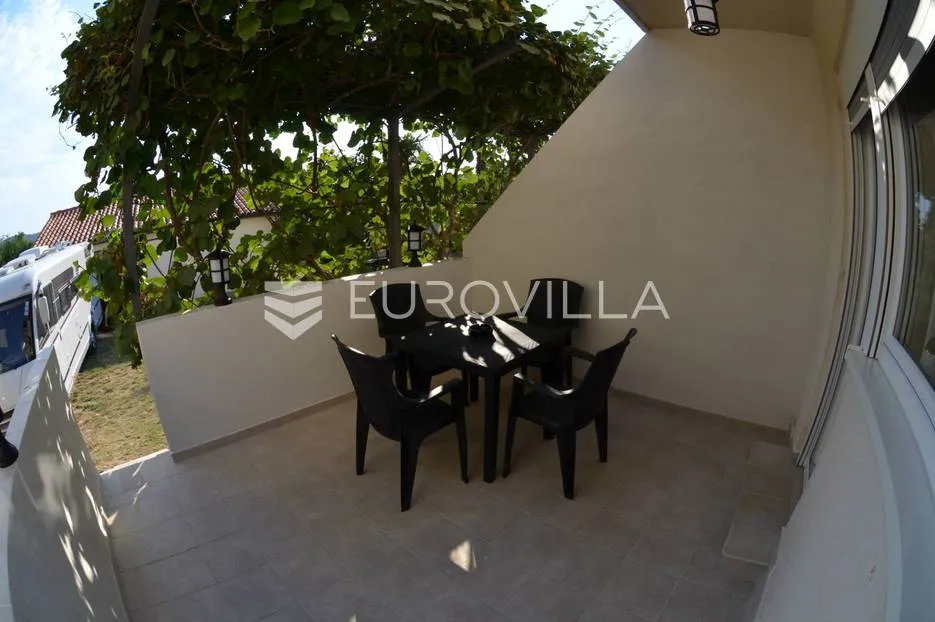 Medulin, samostojeća kuća s tri apartmana NKP 240 m2 i pogledom more