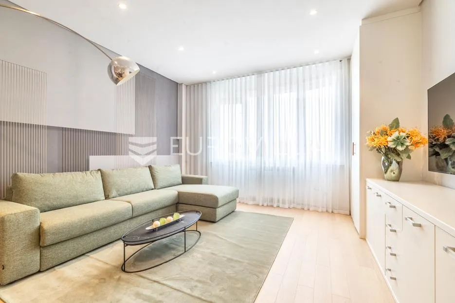 strogi centar, pješačka zona, garsonijera 33 m², 4. kat, lift, parking - slika 1