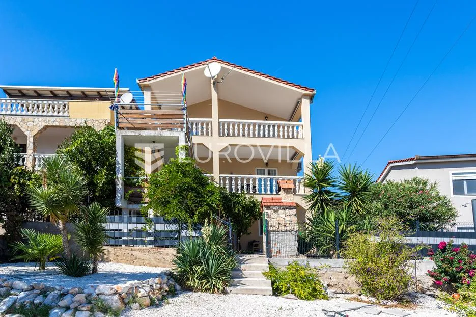 Vinišće, samostojeća apartmanska kuća ukupne površine 259 m2 - Vinišće, Marina