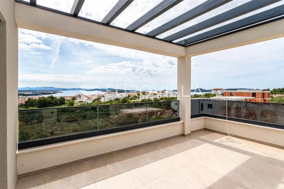 vodice, s1, luksuzan četverosoban stan s bazenom, garažom i panoramskim pogledom na more - slika 16