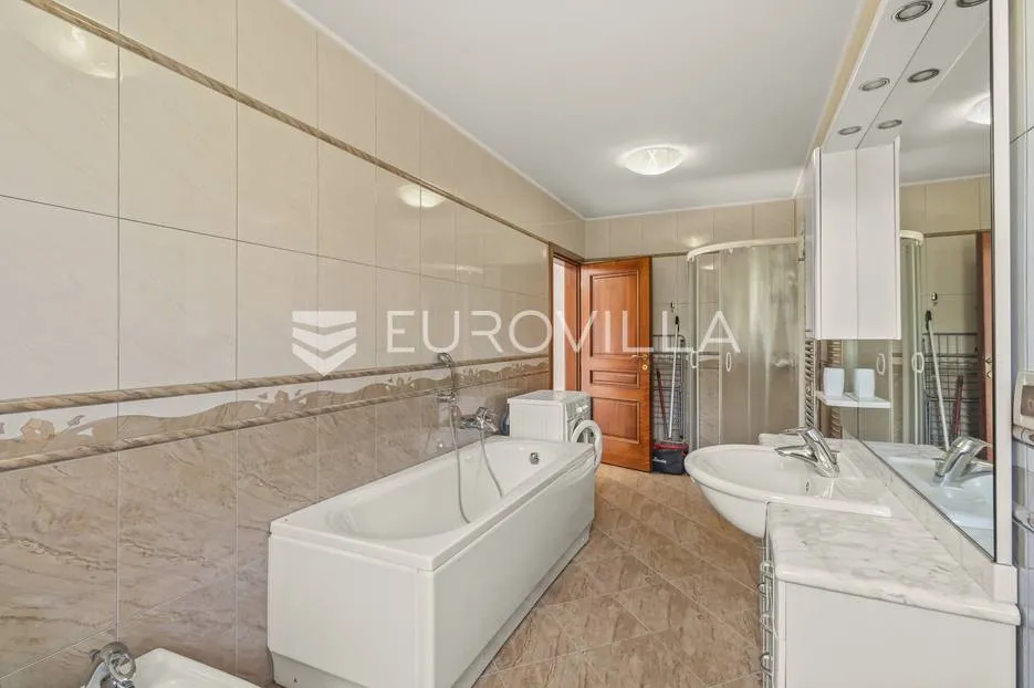 istra, umag - unikatna villa nkp 400 m2 na svega 30 m od mora - slika 43