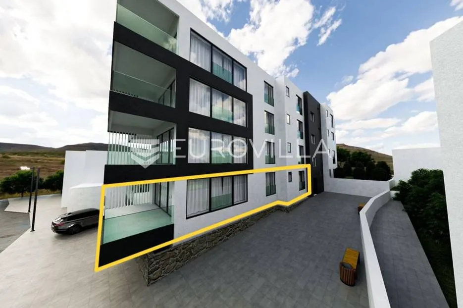 Opatija, trosobni stan u prizemlju, NKP 83 m2, garaža