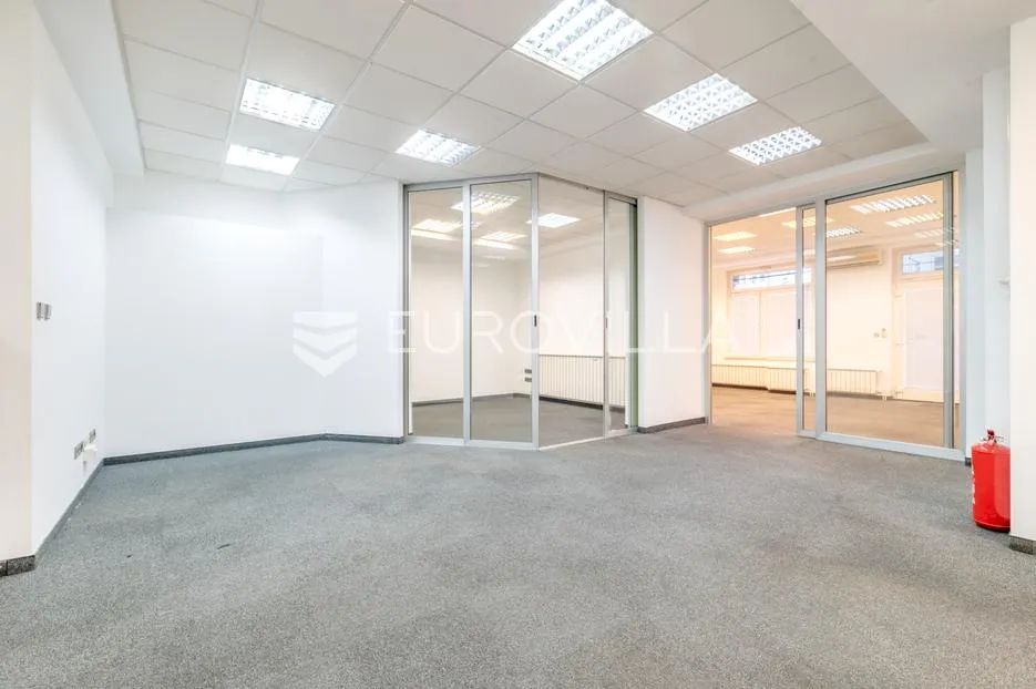 Zagreb, Trešnjevka sjever, poslovni prostor / ulični lokal 150 m² u prizemlju stambene zgrade
