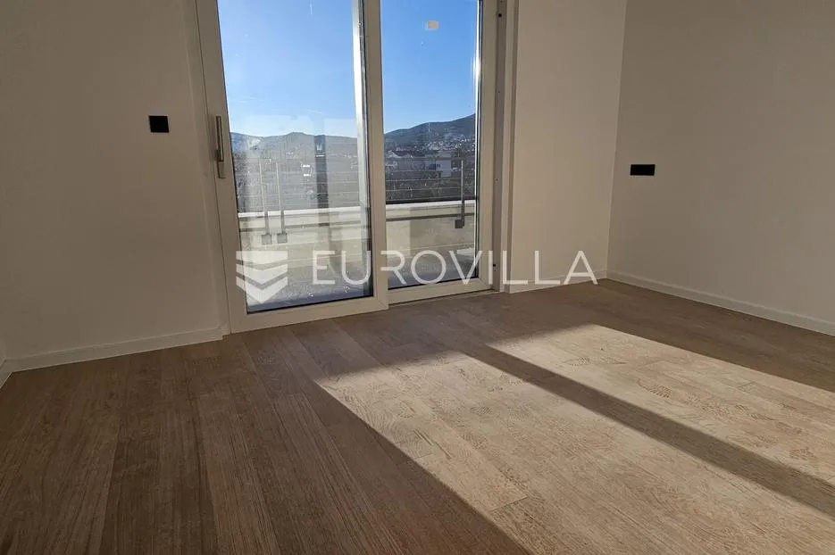 kaštela, penthouse od 102 m² treći kat s garažom povezan liftom - slika 24