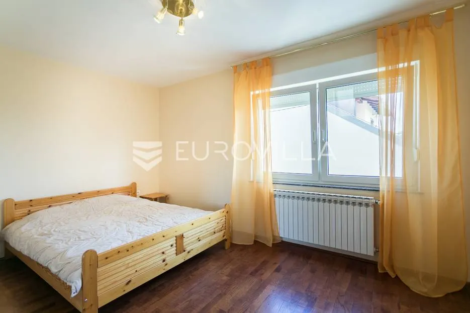 zagreb, šestinski vrh prekrasan šesterosoban dvoetažan stan 250m2 + 2 garaže - slika 9