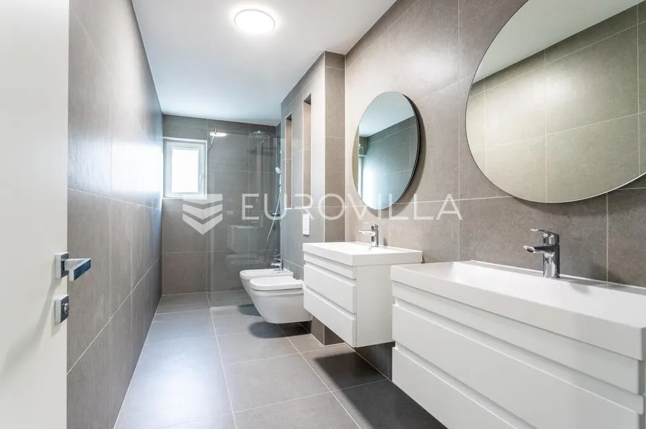 vodice, novogradnja, prostran stan u centru mjesta, 119,95 m² - slika 7