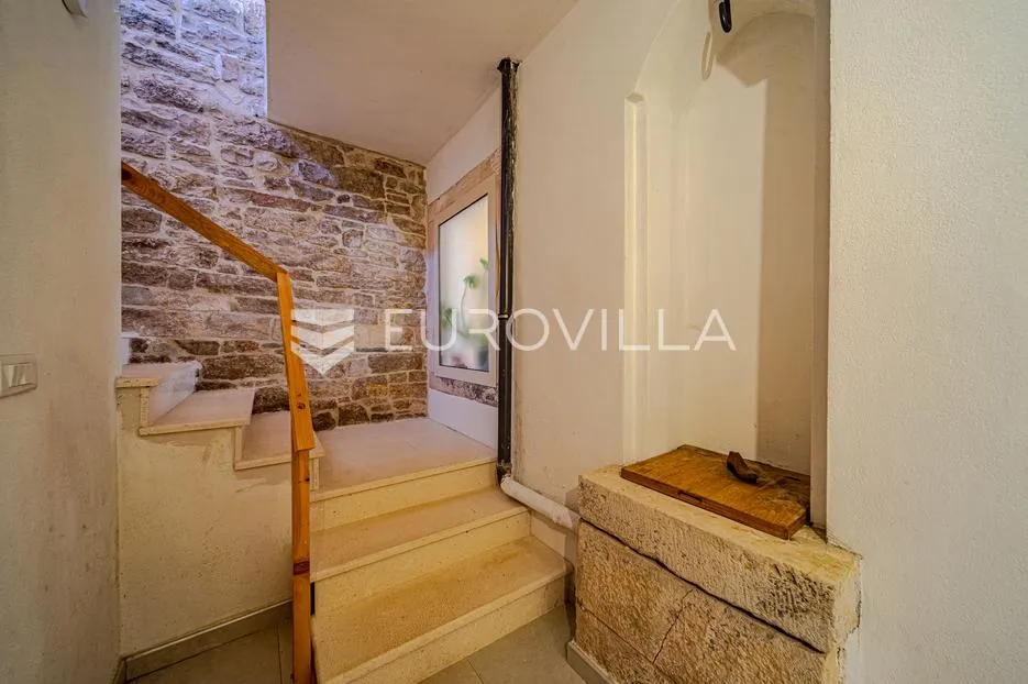 otok korčula, čara, kamena kuća u centru mjesta - slika 27