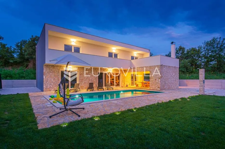 Istra, Juršići - prekrasna i moderna kuća 243 m2, bazen 40 m2, jacuzzi