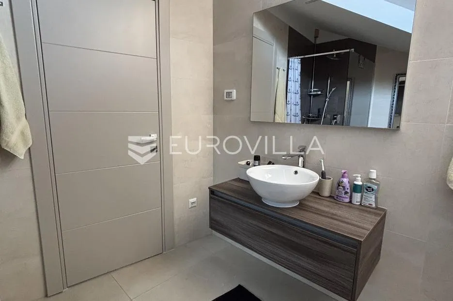 medulin, pješčana uvala, ekskluzivan penthouse prvi red do mora - slika 33