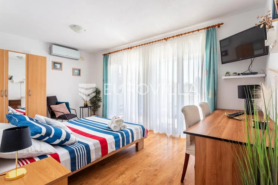 čiovo, okrug gornji, namještena kuća s četiri apartmana i prostranim dvorištem, treći red do mora - slika 22