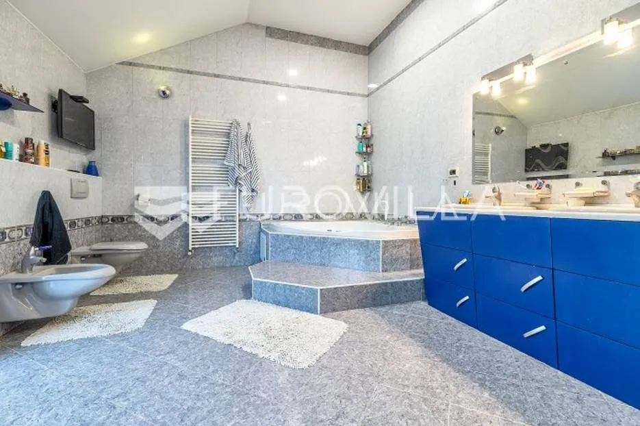 zagreb, gajnice moderna kuća 340m2, s bazenom na zemljištu 2300m2 - slika 7