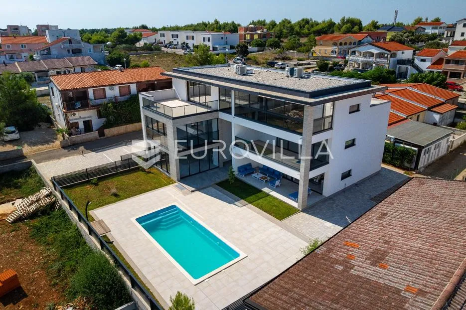 zadar, vir, luksuzna villa sa šest stambenih jedinica, samo 250m od mora - slika 4