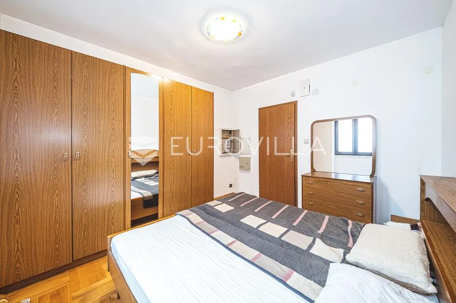 zagreb, lučko, obiteljska kuća s dva stana na parceli površine 1848 m² - slika 5