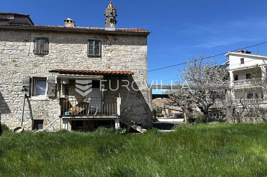 istra, višnjan, okolica, kamena kuća s pogledom na more i velikim zemljištem - slika 21