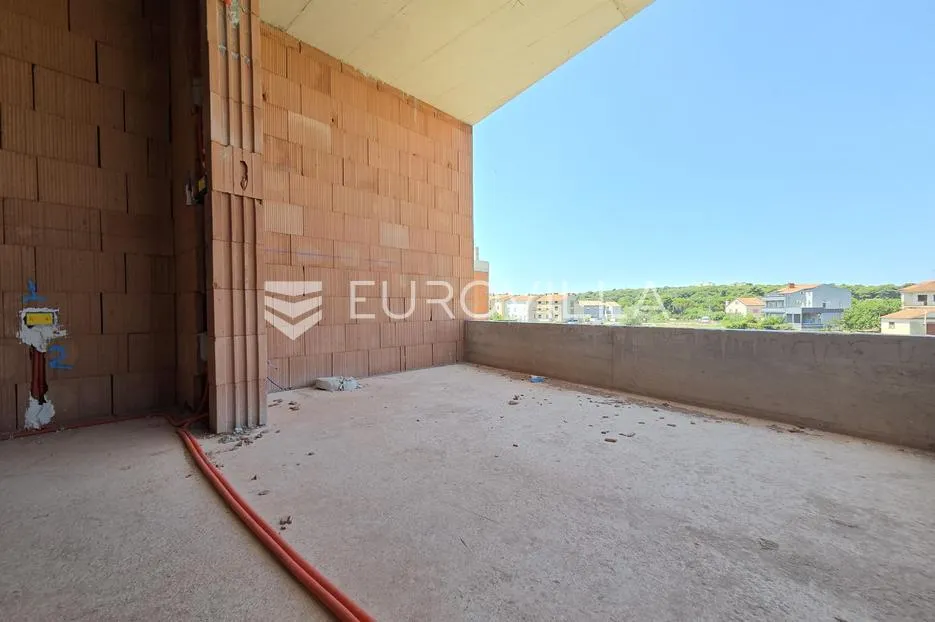 pula, valdebek, moderan penthouse u novogradnji s garažom, 120 m², mirna rezidencijalna zona - slika 2
