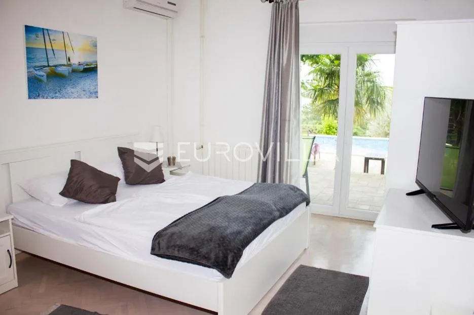 crikvenica, kuća s 8 apartmana i bazenom, 500 m od mora, izvrsna investicija - slika 23
