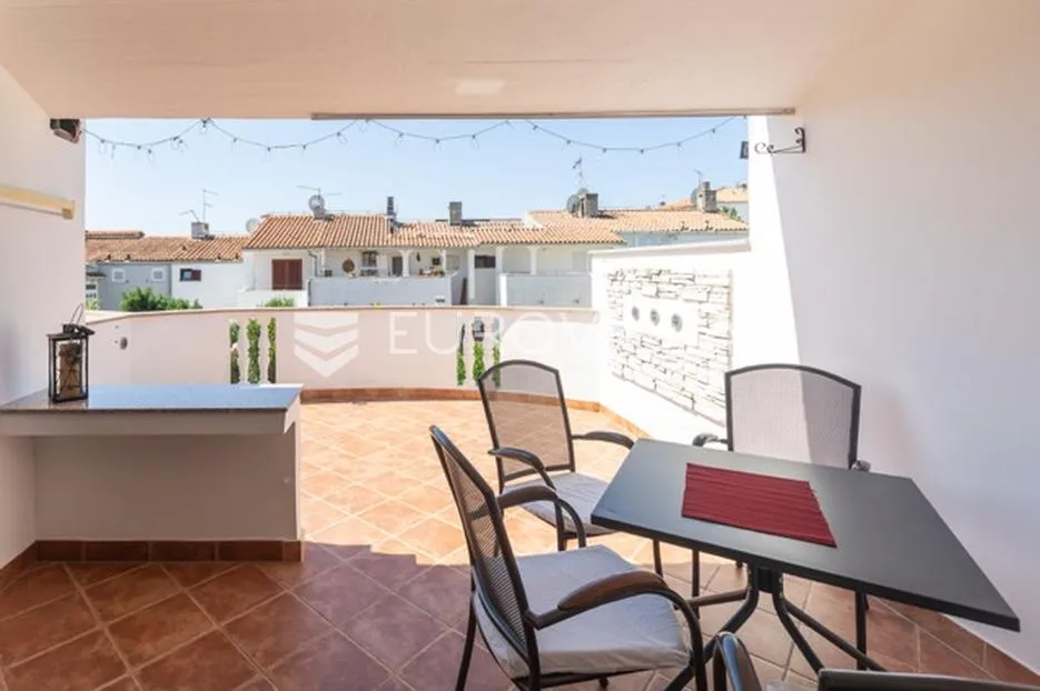 Istra, Barbariga, elegantan i svijetao stan 44 m² s dvije velike terase na 1. katu - Vodnjan