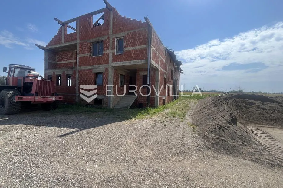 kruševica, poslovna zgrada uz jezero - slika 5